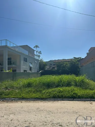 TERRENO COM 315M² DENTRO DE CONDOMÍNIO.