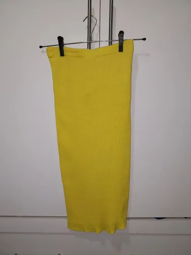 Saia Midi Feminina em Tricot Canelado com Fenda - Amarela