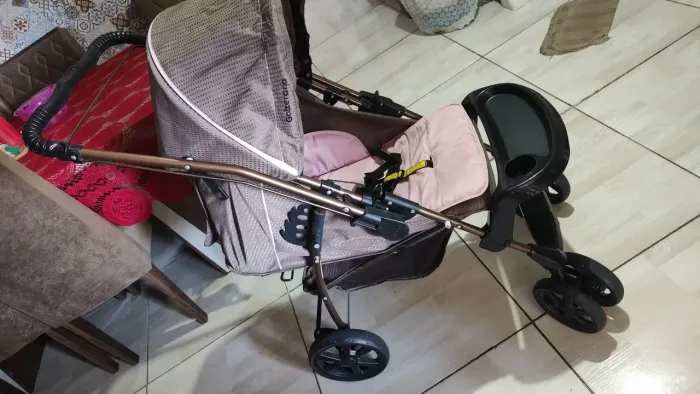 Vende -se carrinho de bebê para menina