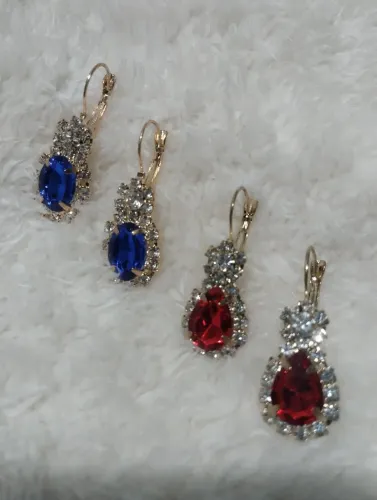 2 pares de Brincos Pedra azul e vermelha/diamantes