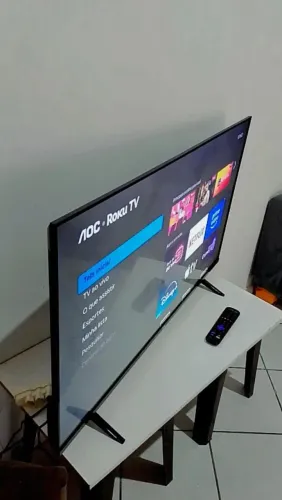 TV 43" AOC Roku Smart, funcionando perfeitamente um ano de uso.