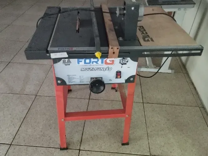Mesa com serra e motor forte