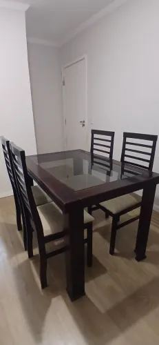 Mesa de madeira com tampo de vidro e 4 cadeiras em madeira