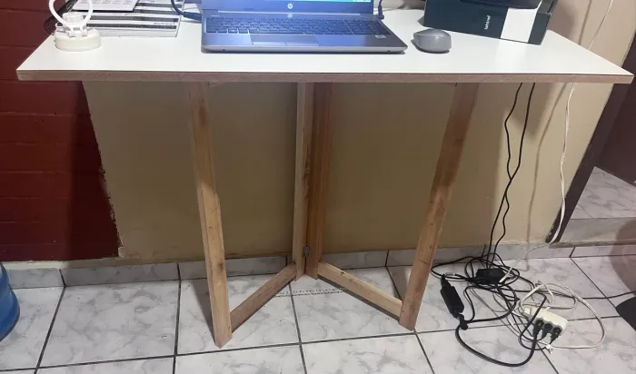 Mesa escrivaninha de cavalete 