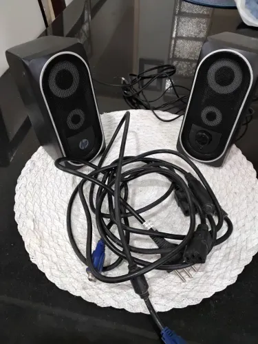 Caixas de som para computador de mesa.