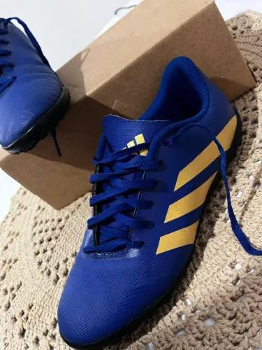 Chuteira adidas original , usadas pouquíssimas vezes , estado de novo 