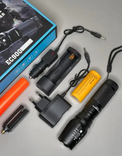 Lanterna de LED Recarregável Potente Longo Alcance Zoom Ajustável - Pronta Entrega