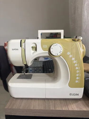Máquina de Costura ELGIN Caseira