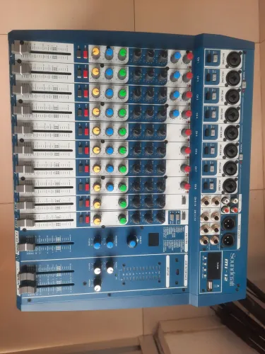 Mesa Soundcraft 12 canais nova, apenas 2 meses de uso. Causa da venda: comprei uma digital