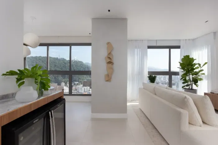 Locação Anual- Apartamento mobiliado com 3 suítes e 2 vagas - Balneário Camboriú