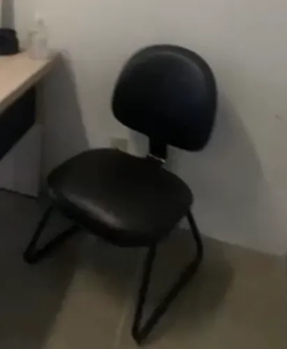 Cadeira tipo secretária em courino