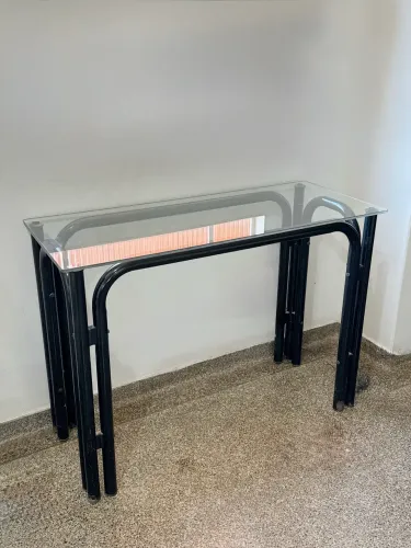Aparador com Tampo de Vidro e Estrutura em Metal Preto - Estilo Moderno