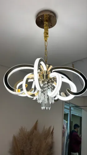 Lustre dourado em led 