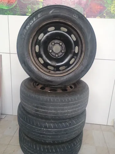 Vendo roda de ferro aro 15 /5 por 100 com pneu meia vida com Carlota 800 reais