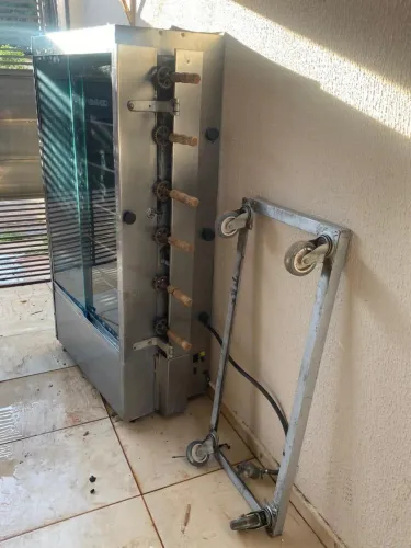 Máquina de Assar Frango 6 Espetos 30 Unidades por Vez