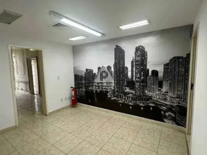 Sala Comercial 120m² no Centro do Rio com Vista Privilegiada e Próxima ao Metrô