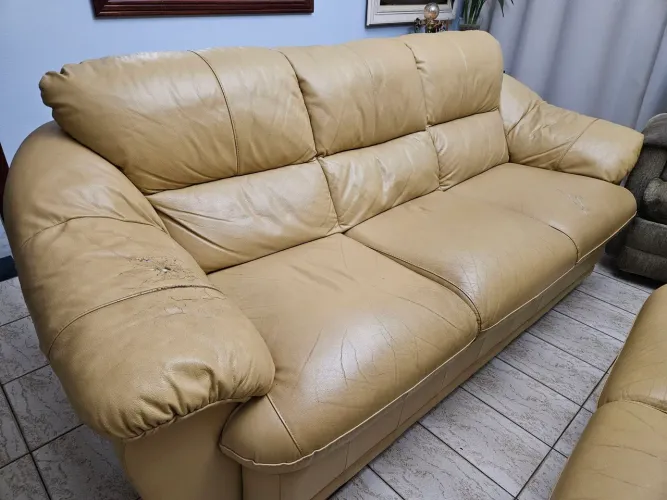 Lindo sofá de couro bege