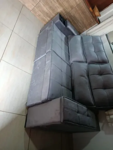 SOFÁ RETRÁTIL COM PORTA COPOS ?