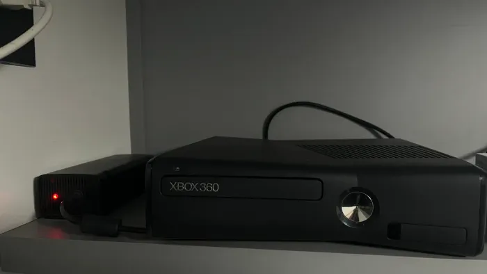 XBOX 360 SLIM COM 4 CONTROLES E ACESSÓRIOS