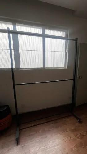 Arara de Ferro com rodinhas 