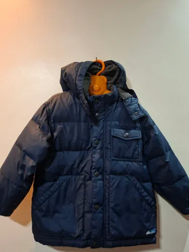 Jaqueta infantil Gap puffer azul marinho,  c/ bolsos e capuz removível. 
