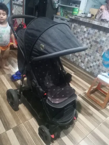 Carrinho de bebê com BB conforto