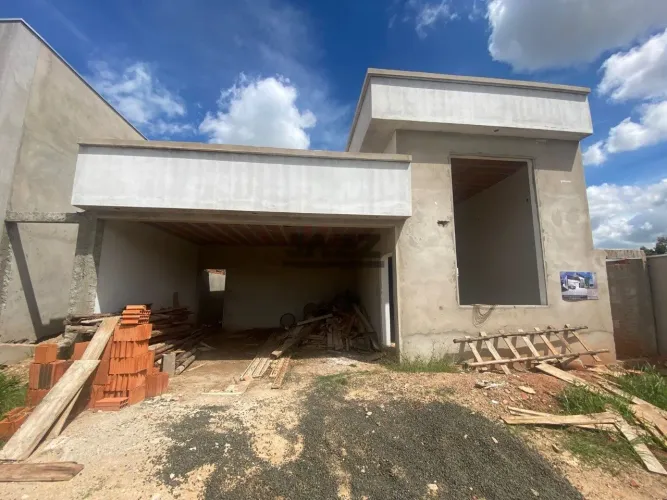 Casa à venda no Condomínio Belmonte, com 195 m², três quartos, quatro banheiros, piscina e