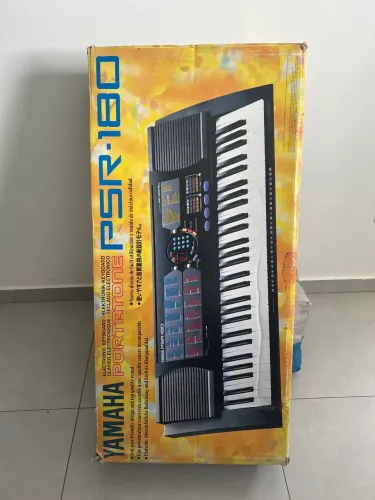 Teclado Yamaha na caixa