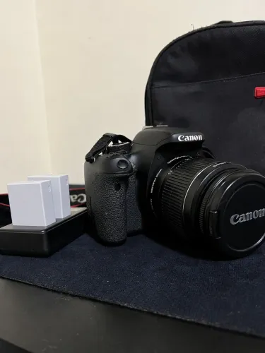 Canon Rebel T3i com lente 18-55mm, 2 baterias e bolsa