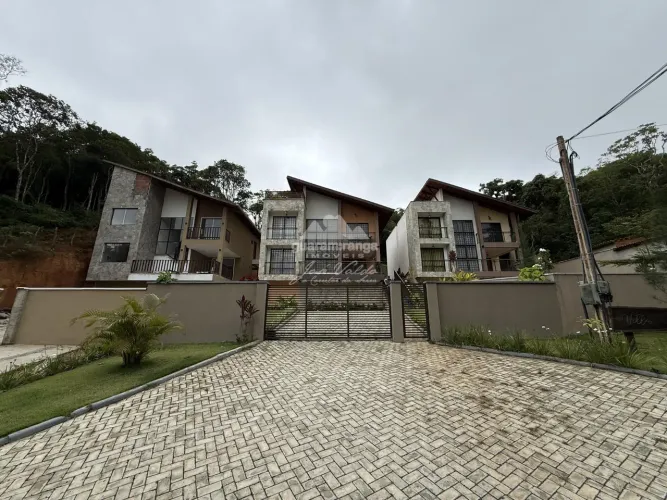 Casa com 160m² de área construída com 4 amplas suítes em Guaramiranga/CE.