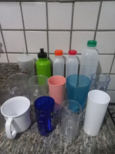 10 canecas e 4 garrafas para água/suco