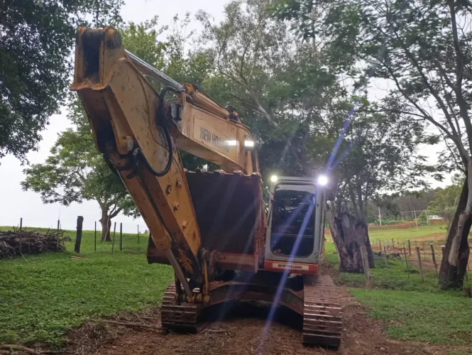 ESCAVADEIRA NEW HOLLAND 215B