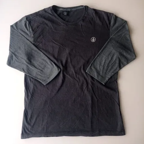 camiseta masculina raglan manga 3/4 - m - volcom original - preto/cinza - ref0526