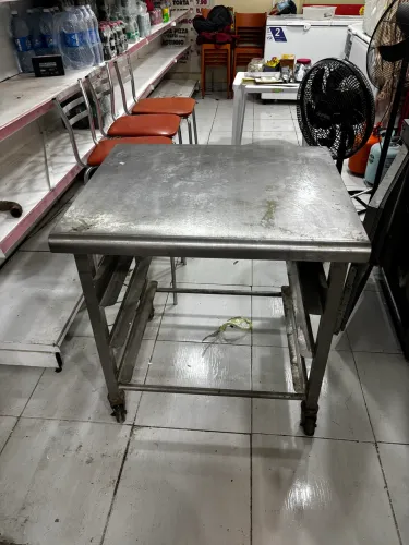 Mesa inox profissional reforçada com rodinhas 