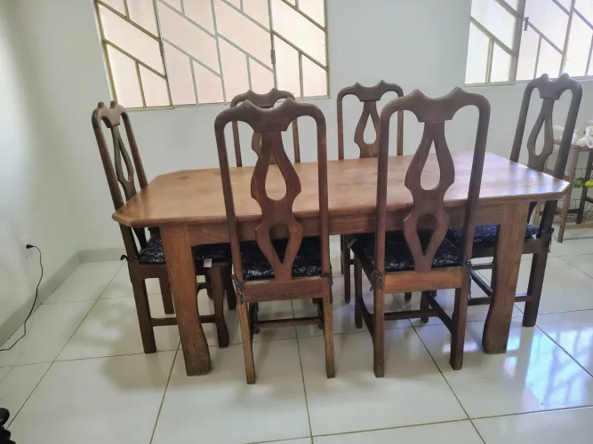 Mesa de madeira com 6 cadeiras