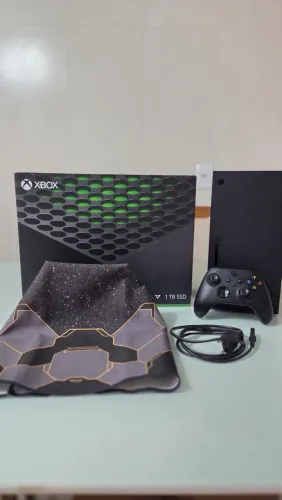 XBOX Series X preto, completo na caixa com 1 ano de uso + capa de proteção do Halo