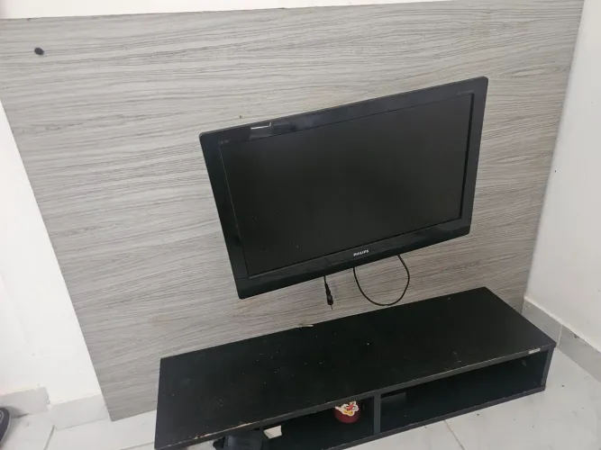 Painel TV MDF C/ Suporte até 48" e TV de 23" (Liga Quando Quer) Desapego!