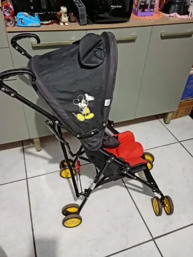 Carrinho de bebê estilo guarda chuva ?