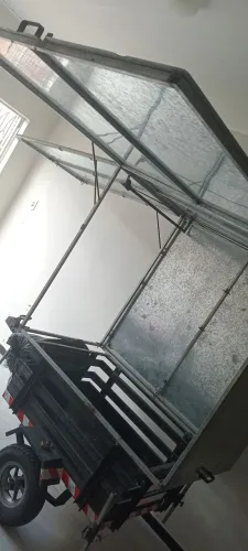 Reboque com baú