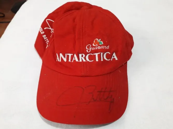 Boné antigo de corrida autografado 