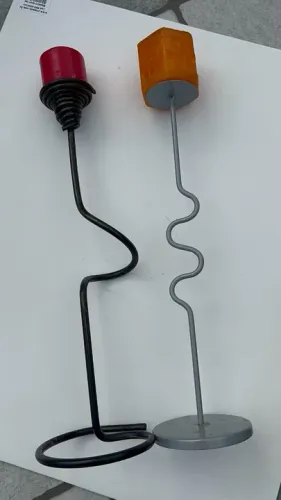 Kit 02 Castiçais com Base Metálica - acompanha velas usadas de brinde