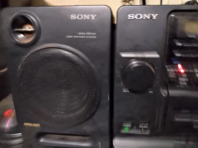 Rádio antigo Sony , só funciona a rádio.