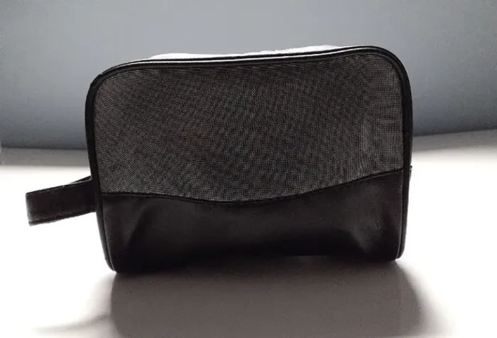 Necessaire masculina com alça cor preto