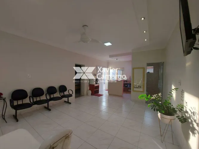 Casa comercial para locação no Parque Universitário.