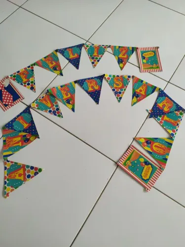 Faixa feliz aniversário circo por 20 reais.