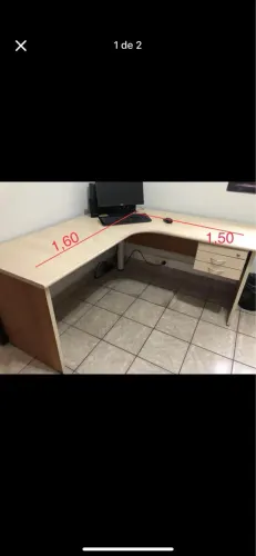 Mesa de madeira maciça em L ideal para escritório