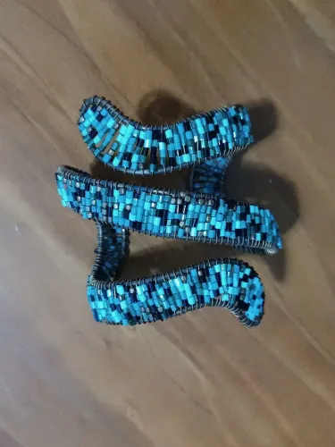 Pulseira espiral artesanal com miçangas azuis e pretas