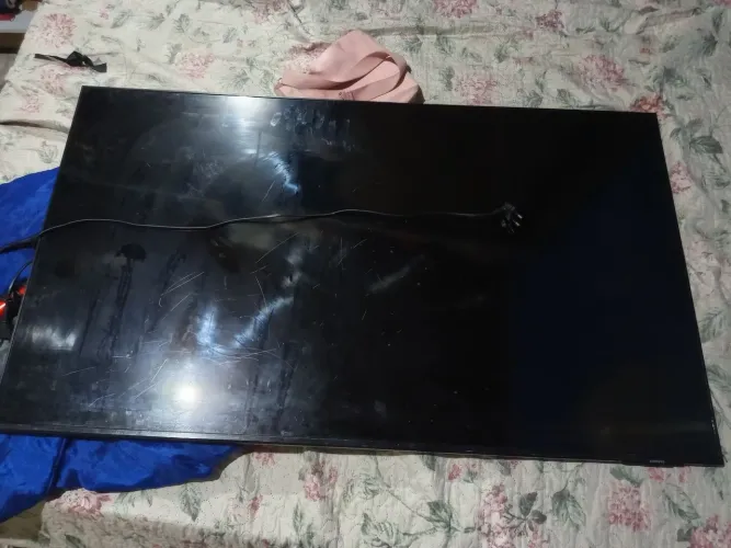 Vendo duas TVS SMART com tela trincada, uma de 43 e a outra de 50 polegadas NOVAS!