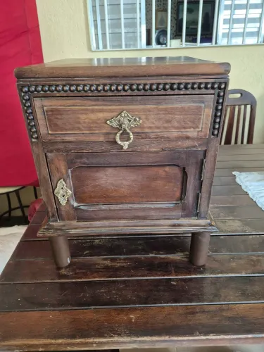 Mesa de cabeceira antiga