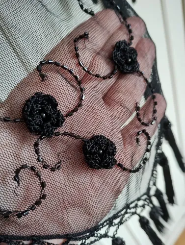 Echarpe em tela preta com apliques